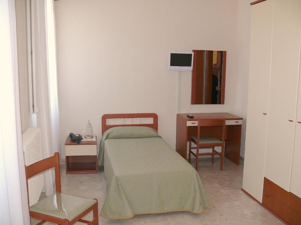 Monte SantʼAngelo Albergo Casa Del Pellegrino חדר תמונה