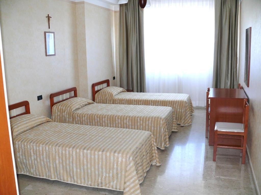 Monte SantʼAngelo Albergo Casa Del Pellegrino חדר תמונה