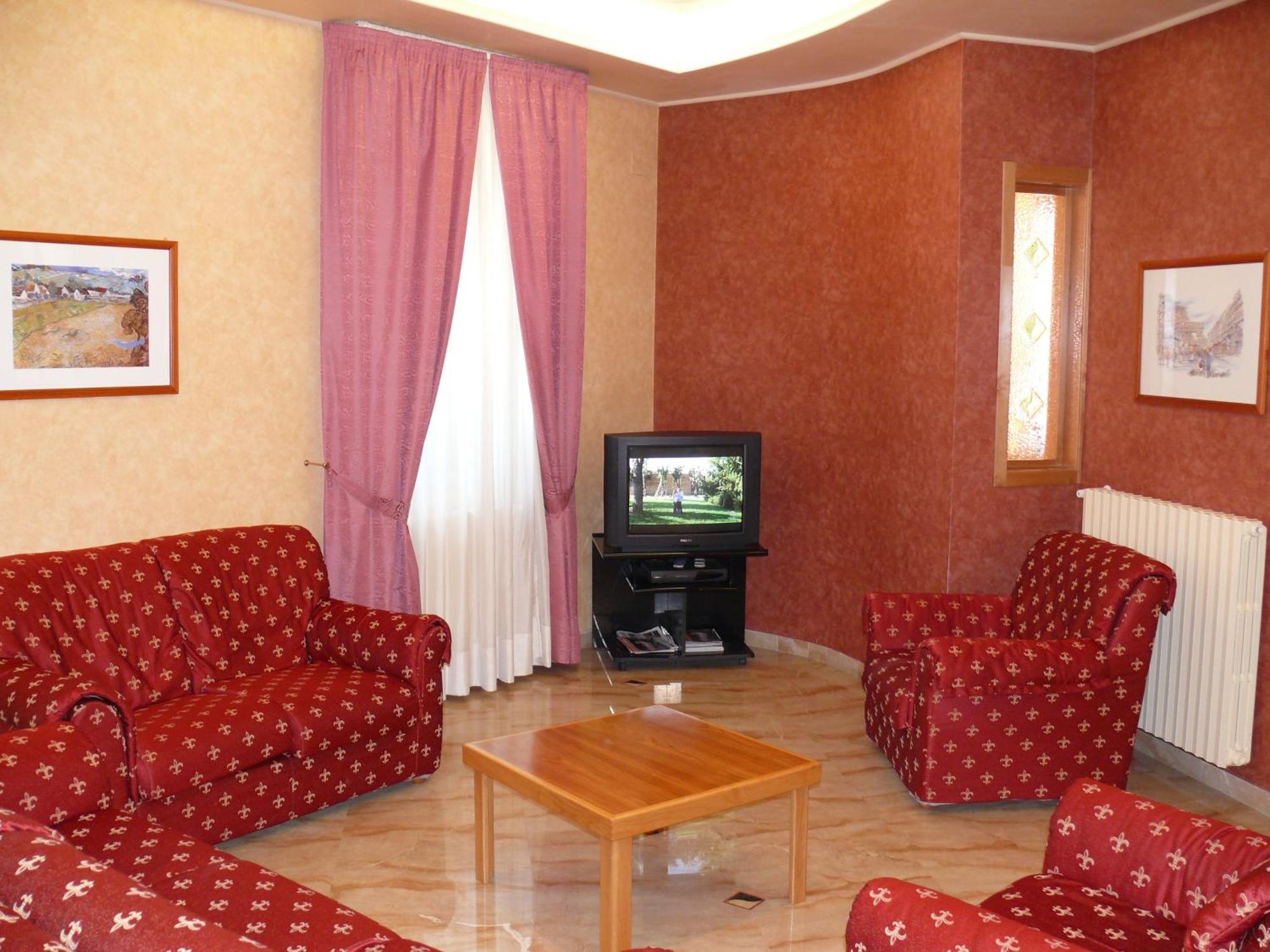 Monte SantʼAngelo Albergo Casa Del Pellegrino מראה חיצוני תמונה